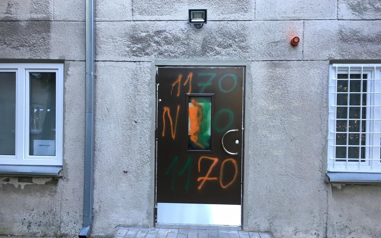 Входную дверь пункта обмена шприцев на улице Ситси разрисовали.