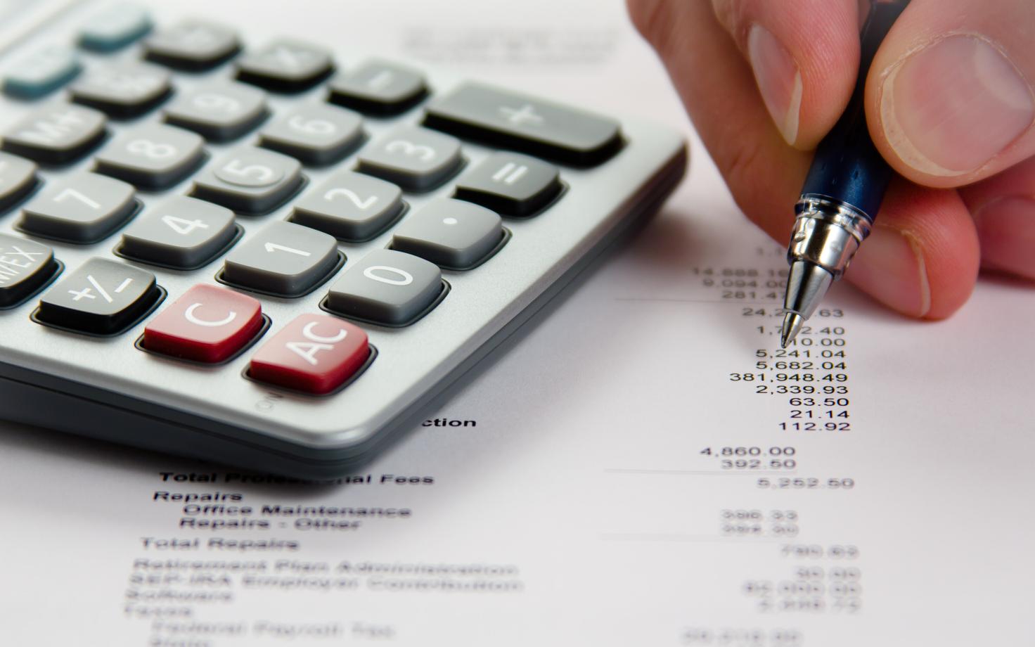 Налоговики пристально следят за уплатой налогов.