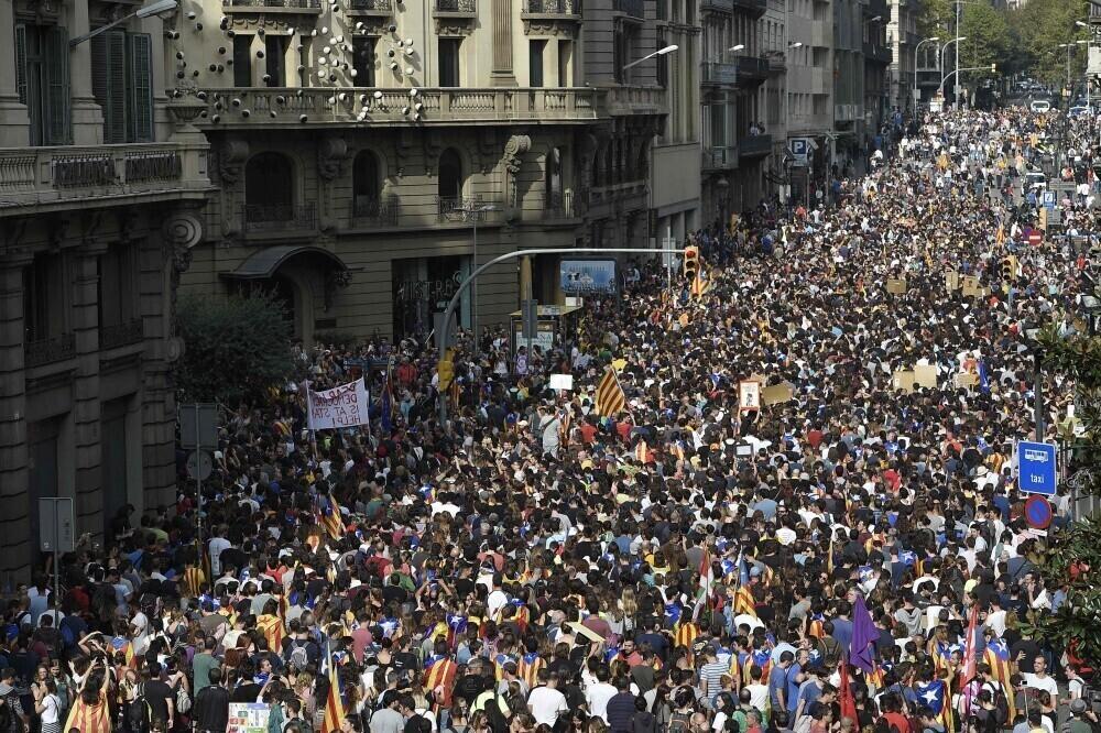 Протестующие собираются в Барселоне в рамках всеобщей забастовки.