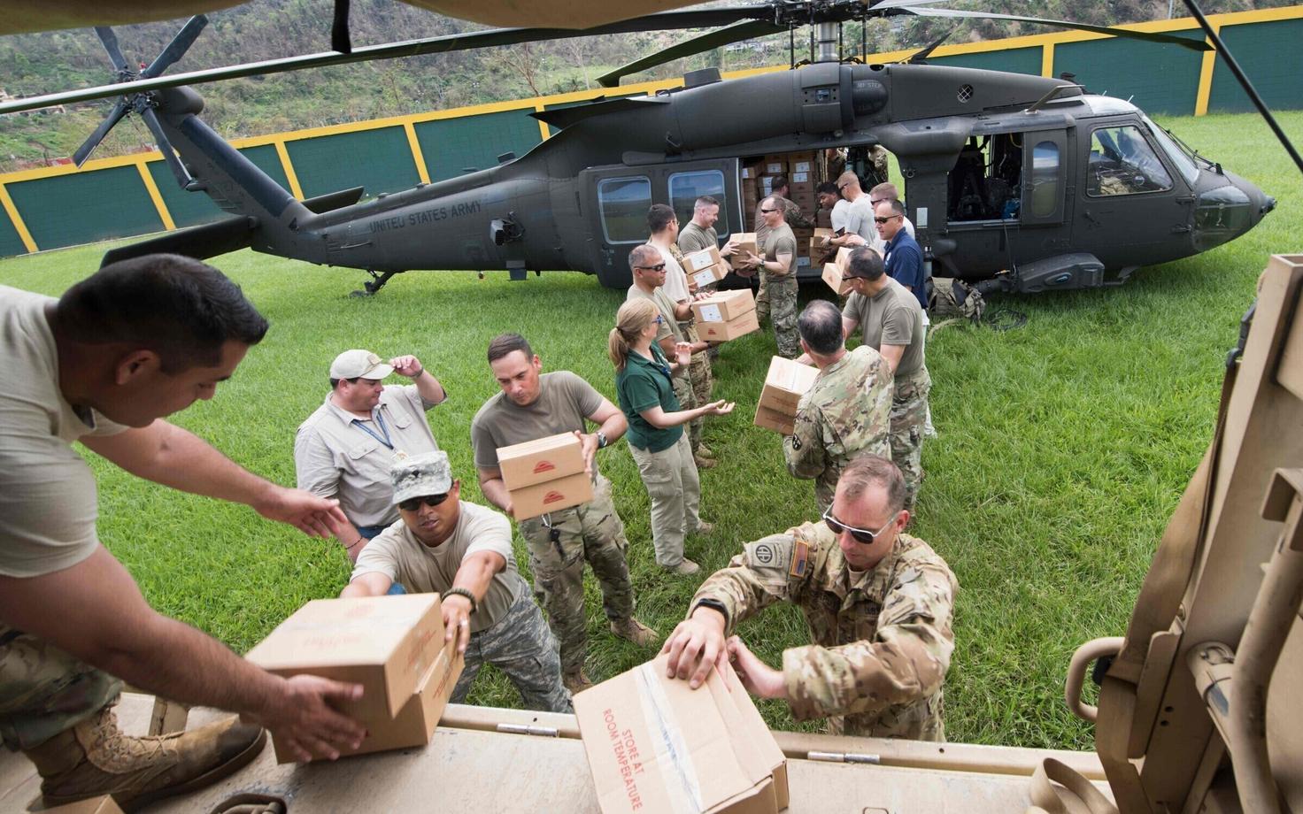 Sõjaväelased Puerto Ricos abipakke laadimas.