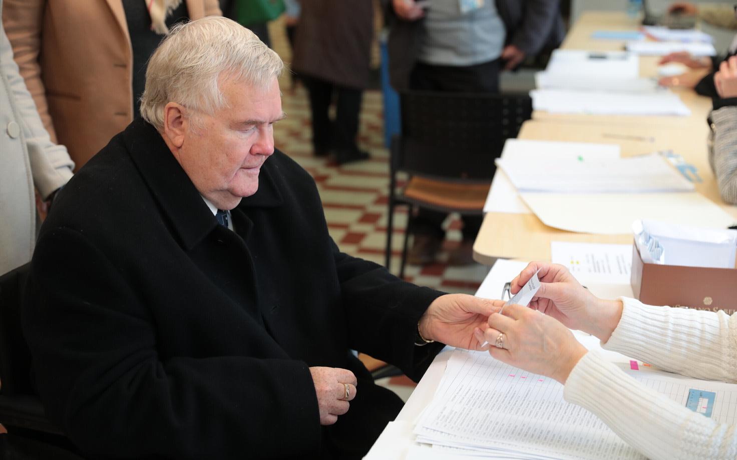 Эдгар Сависаар на избирательном участке.