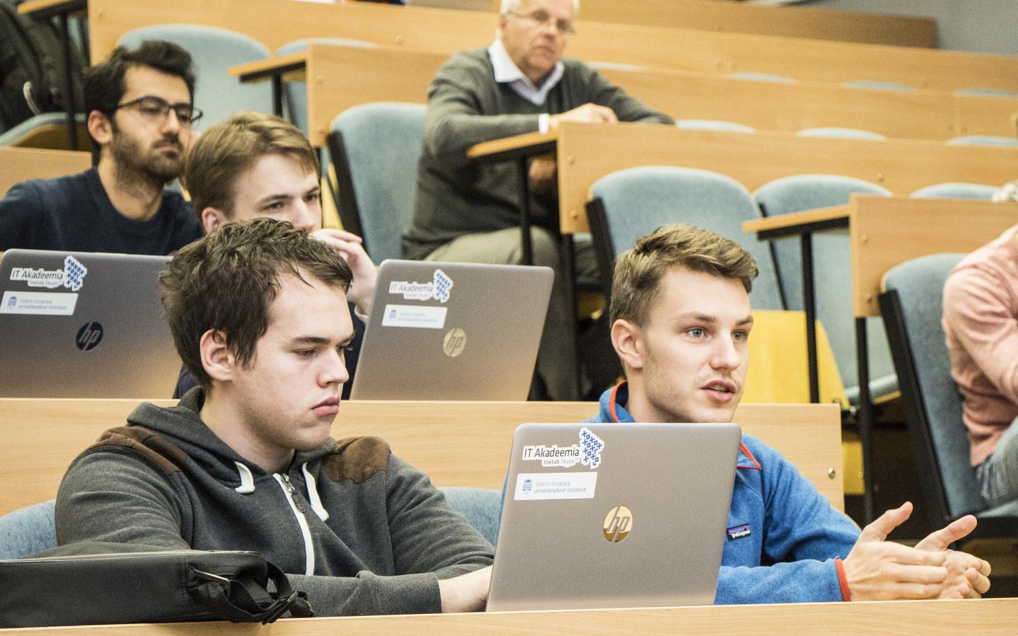 Üliõpilased tutvumas tööstusmagistrantuuri programmiga.