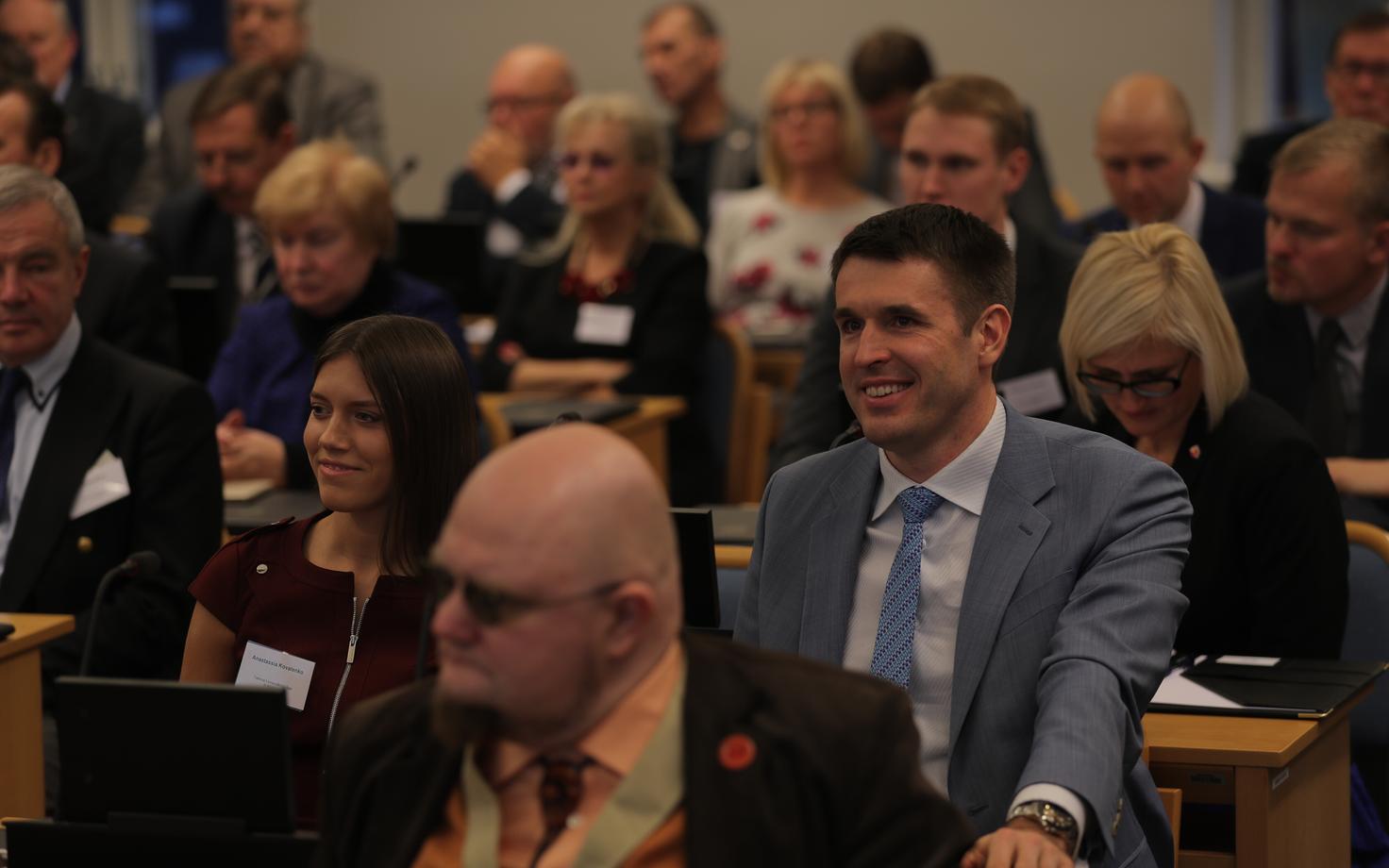 Таллиннское горсобрание на первом заседании.