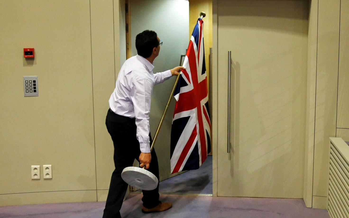 Suurbritannia lipu viimine Davise ja Barnier' pressikonverentsile.