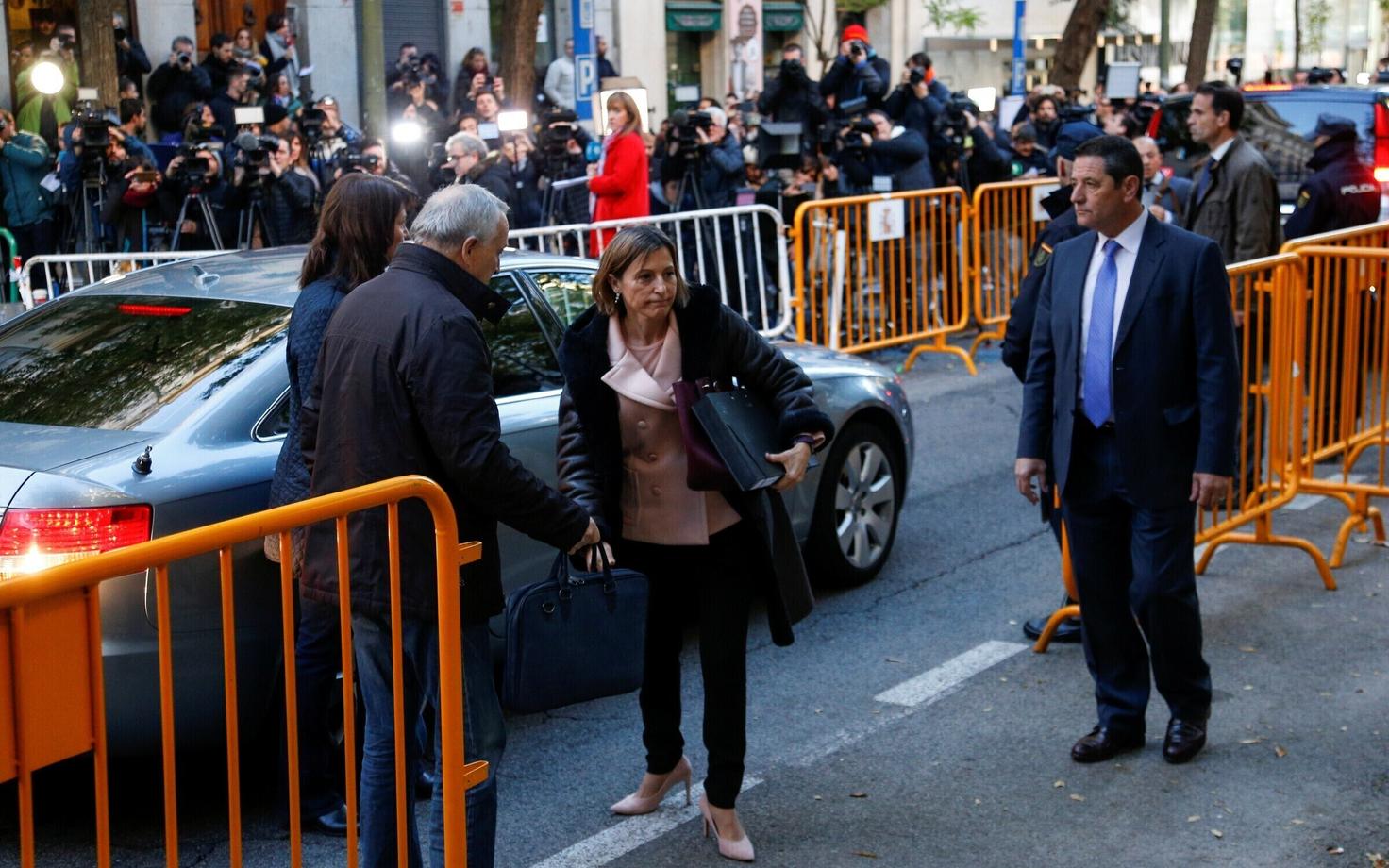 Laiali saadetud Kataloonia regionaalparlamendi spiiker Carme Forcadell 9. novembril Hispaania ülemkohtusse saabumas.