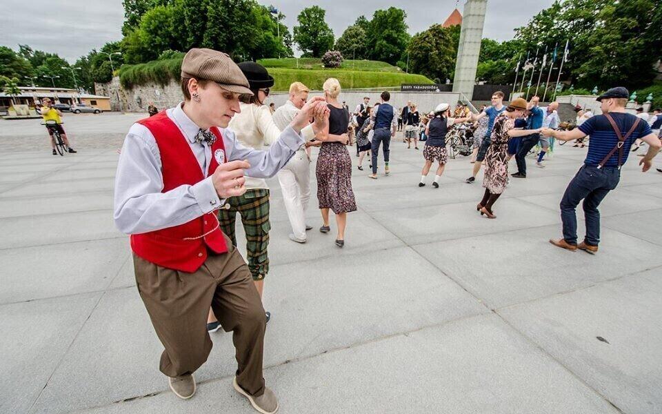 Танцоры на площади Вабадузе. Иллюстративная фотография.