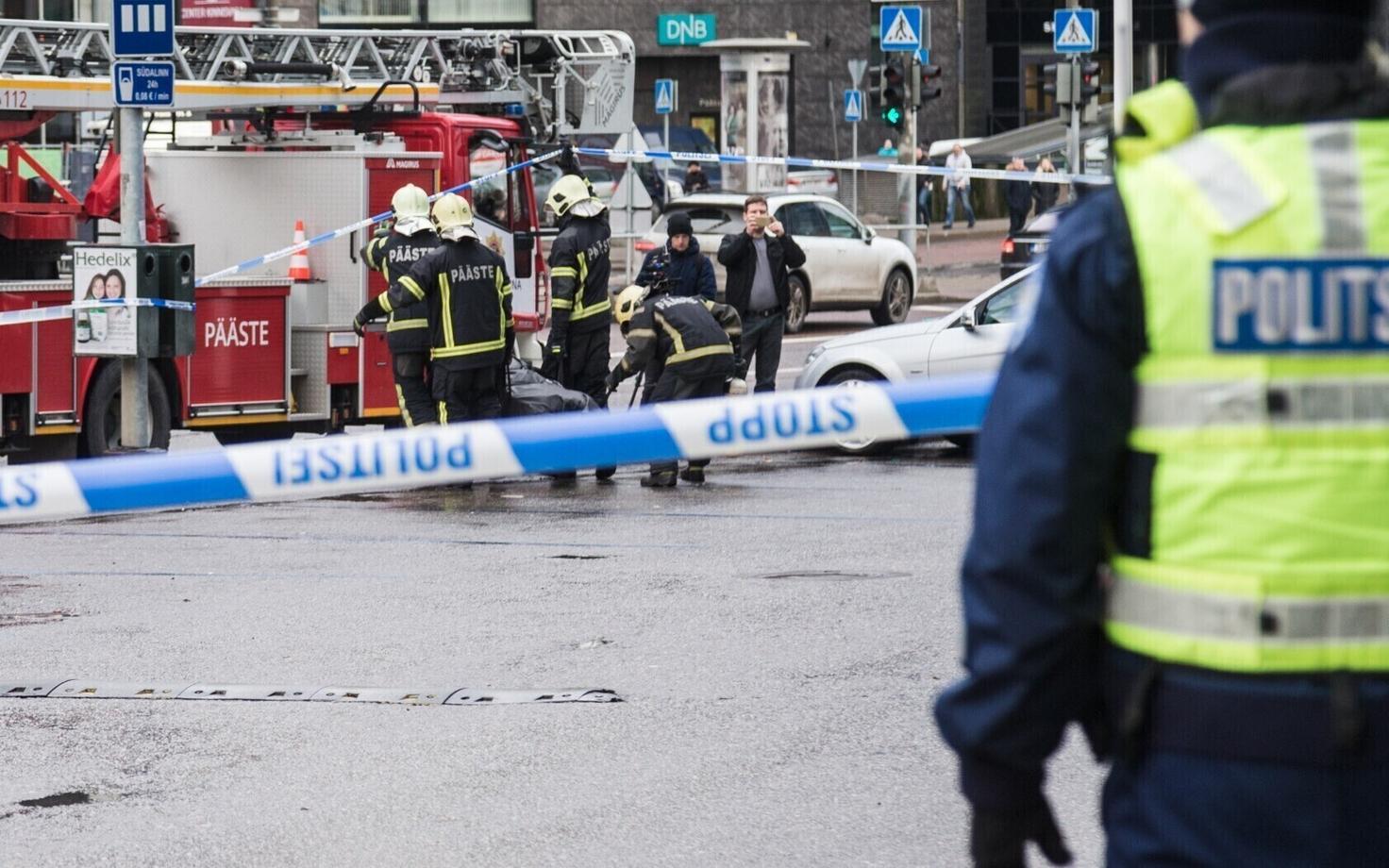 Полицейские и спасатели.