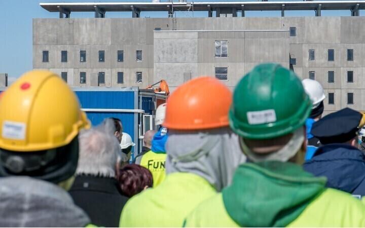 Дефицит работников усиливает давление на заработную плату. Иллюстративное фото.