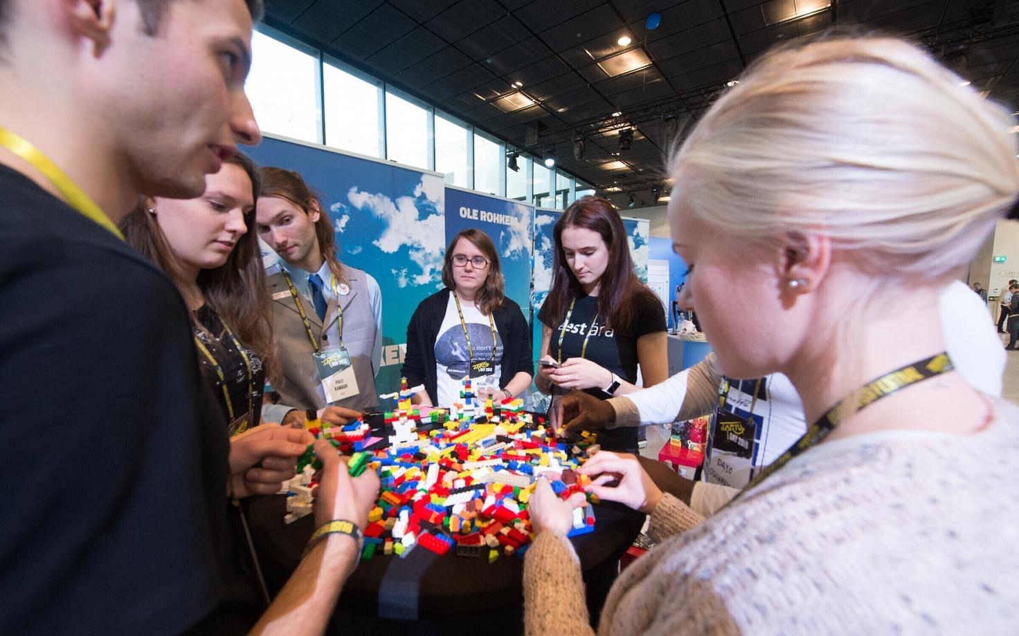 Idufirmad ja poliitikud panevad pead kokku, et mõelda valitsuste probleemidele võimalikult elulised lahendused-