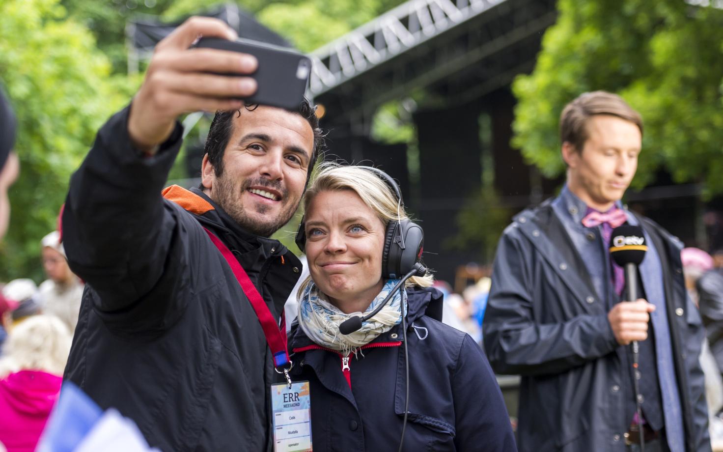 Оператор Мустафа Челик и ведущая Грете Лыбу на Празднике танца в 2017 году.