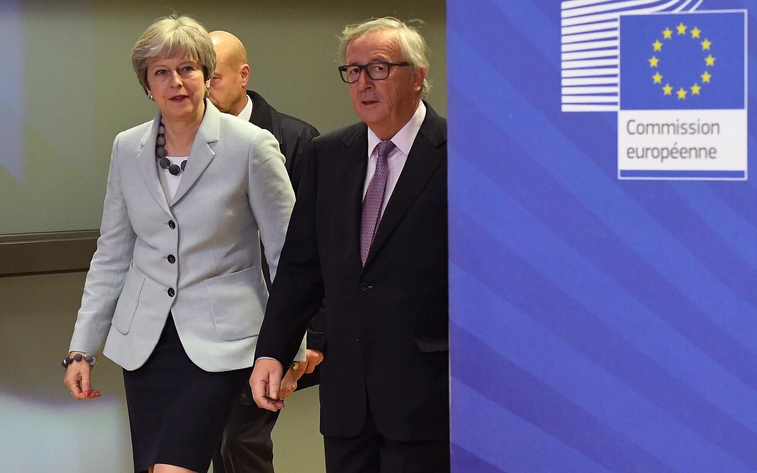 Тереза Мэй и Жан-Клод Юнкер утром 8 декабря в Брюсселе.