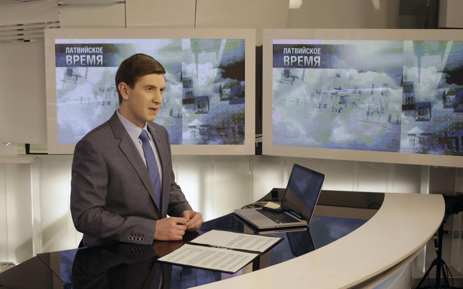Диктор ПБК в рижской студии новостей.