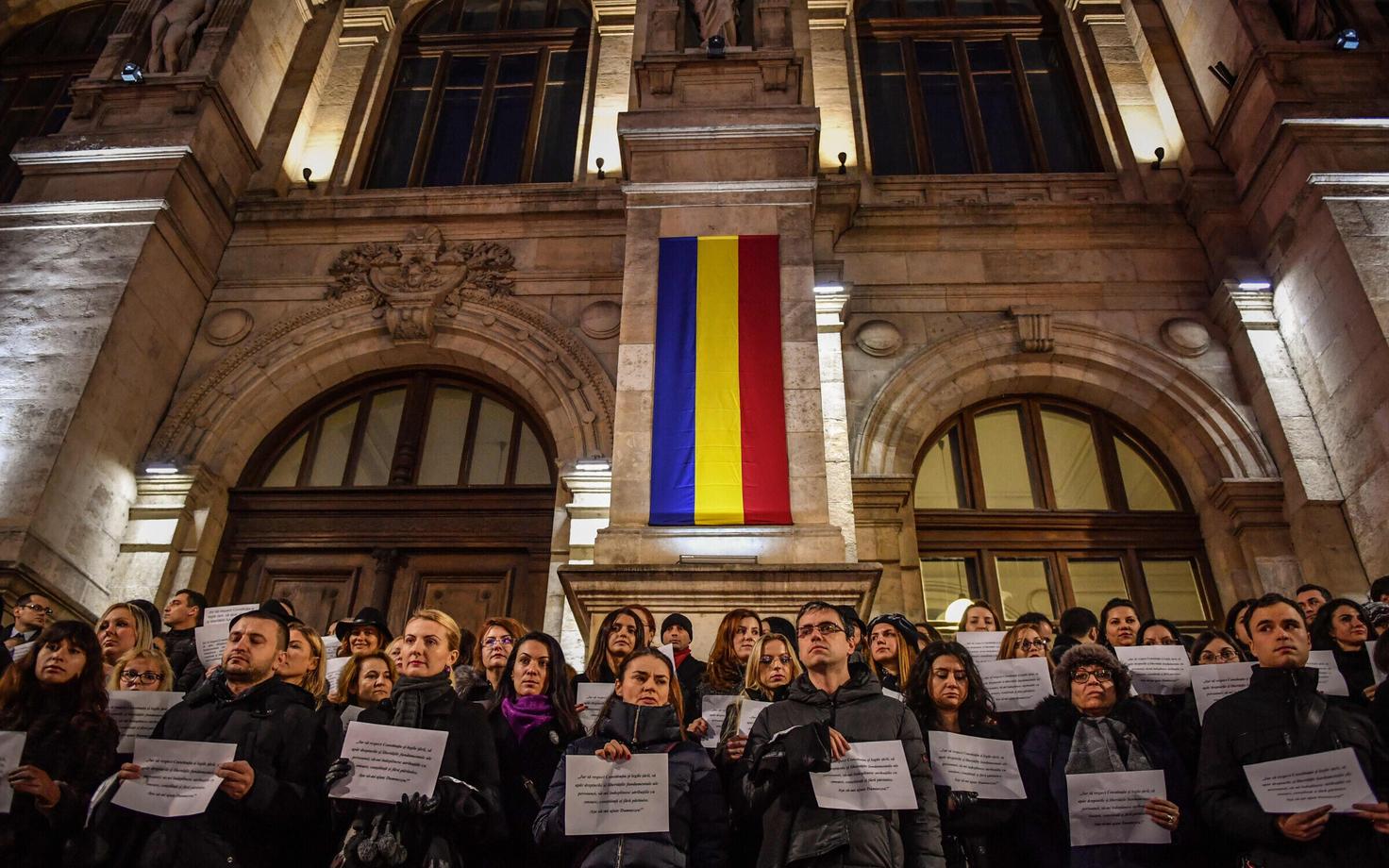 Juristid Bukaresti kohtuhoone ees reformi vastu meelt avaldamas.