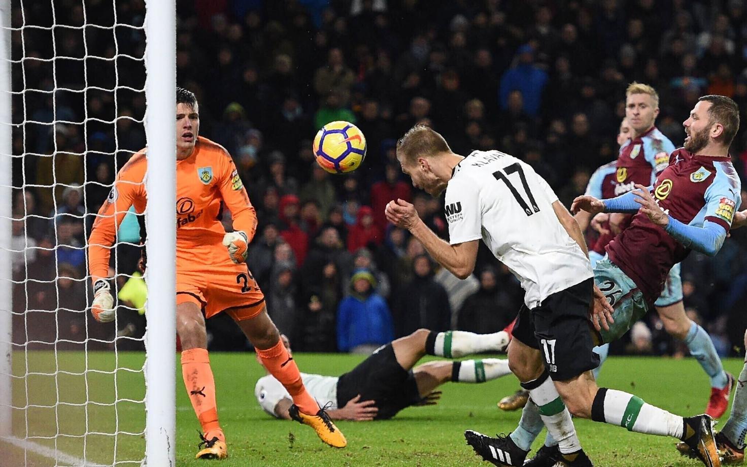 Клаван забивает победный гол в ворота