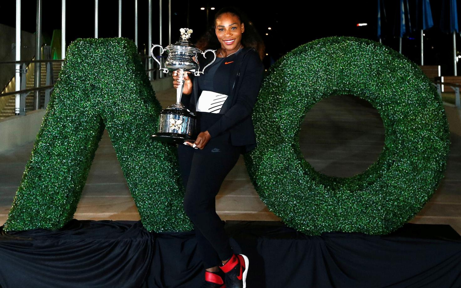 Serena Williams ligi aasta tagasi Austraalia lahtiste võidukarikaga poseerimas.
