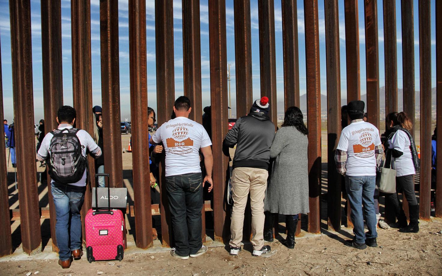 Pered, keda eraldab USA ja Mehhiko piir, kohtuvad kolmeks minutiks