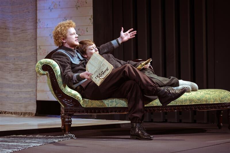 Ilse (Lauli Otsar) õhkab taga minevikku, valgeid pulmakleite ja lauakombeid, millest kirjutati Taluperenaises, Heino (Markus Habakukk) loeb, silmist sädemeid pildudes, Rahva Häält.