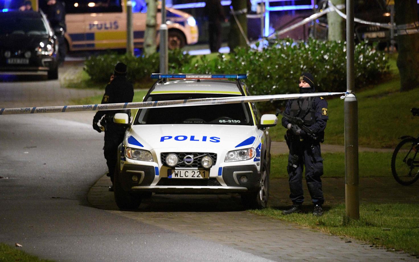 Rootsi politseinikud 18. jaanuaril sündmuskohal pärast plahvatust Malmö politseijaoskonna juures.