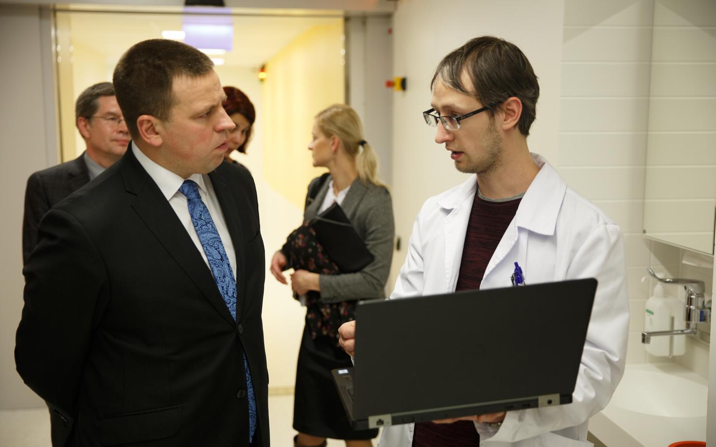 Prime Minister Jüri Ratas visiting Tartu University Hospital on Friday. Feb. 2, 2018.