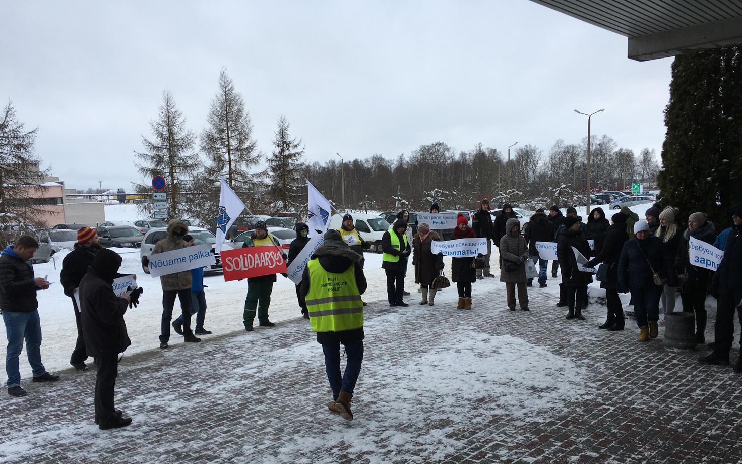 Работники мясокомбината требуют повышения зарплат.