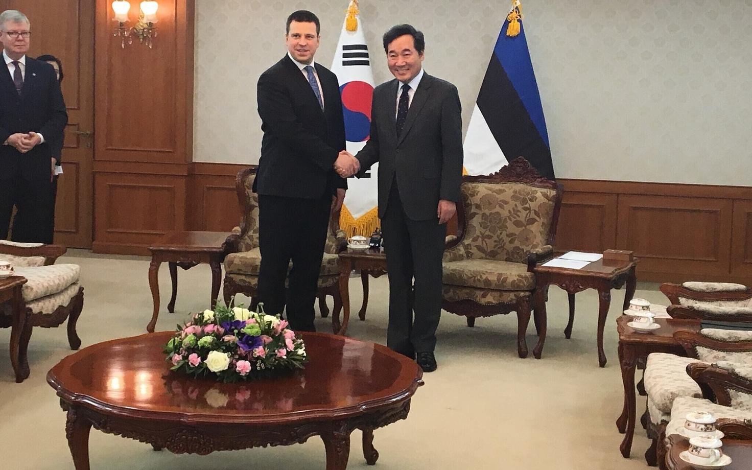 Юри Ратас и Ли Нак Ён.