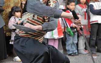 Участников мероприятия учили сирийским народным танцам.