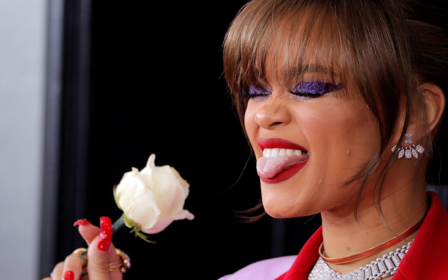 Andra Day kandis valget roosi Grammyde gala punasel vaibal