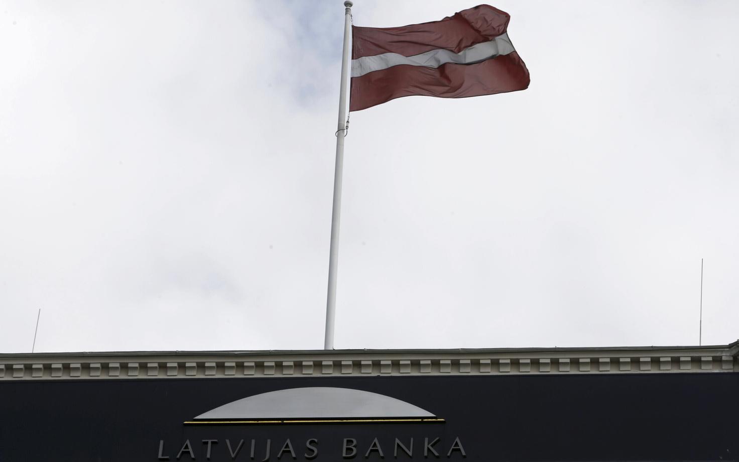 Флаг Латвии на здании Банка Латвии.