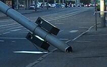 Водитель врезался в фонарный столб.