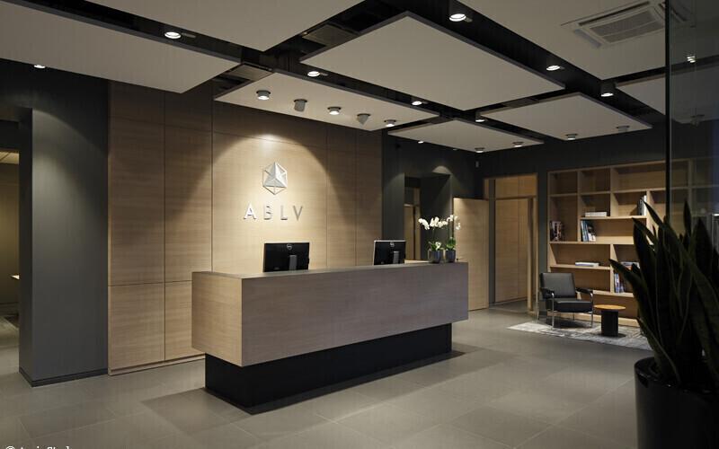 Банку с понедельника запрещено списывать средства с клиентских счетов.