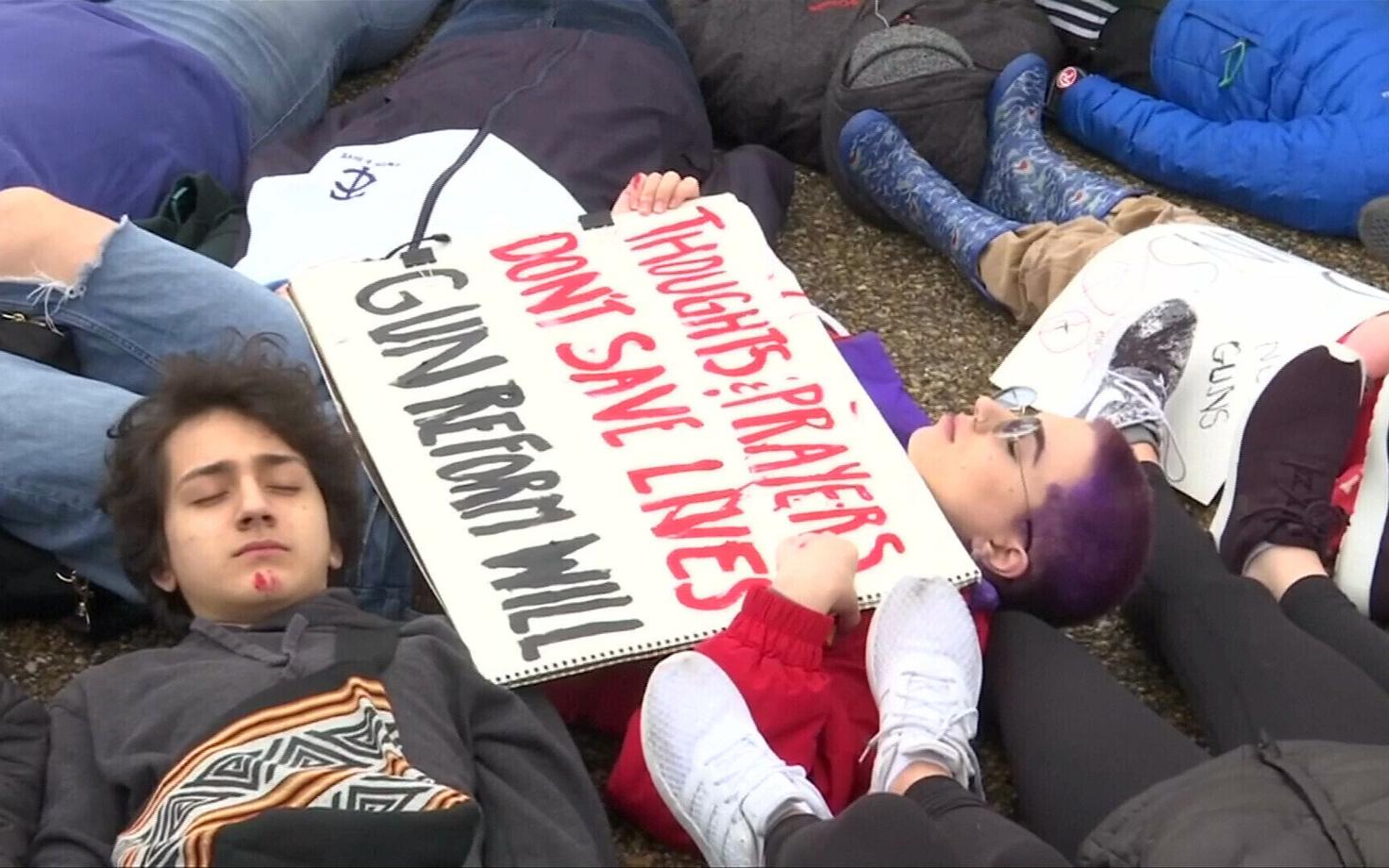 Дети в США требуют ужесточить равила продажи оружия.