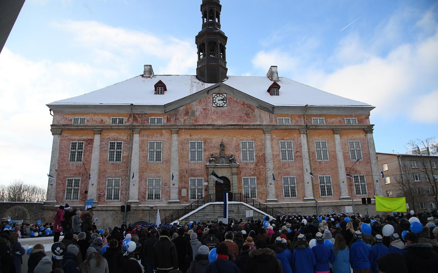 Праздник на ратушной площади в Нарве.