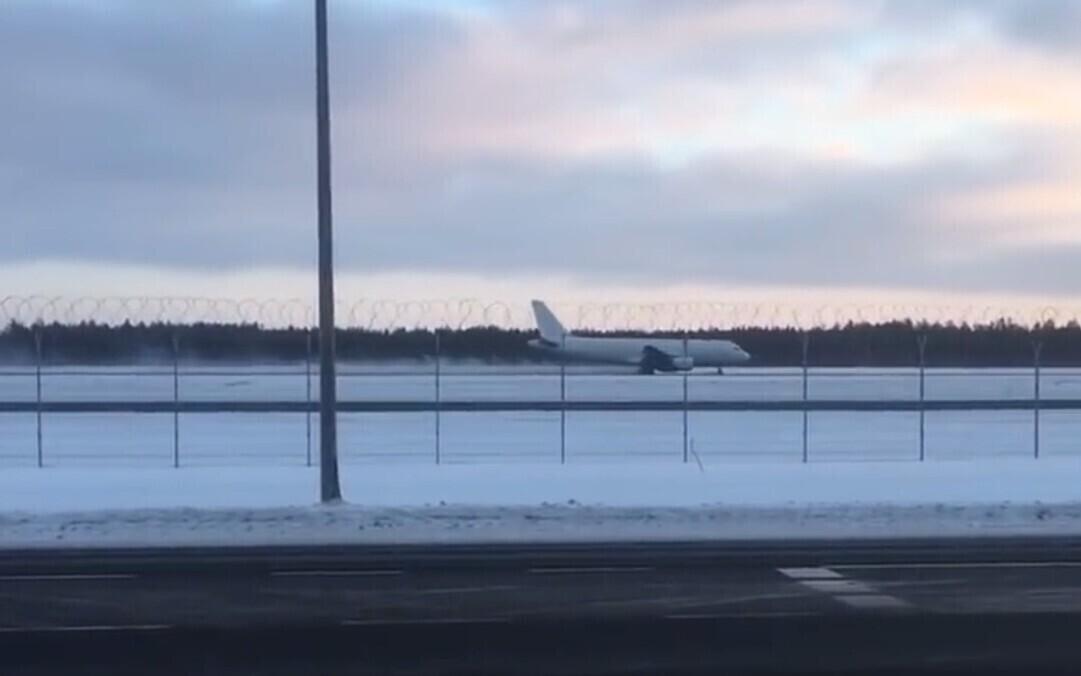 Аварийно севший в Таллиннском аэропорту самолет Smartlynx.