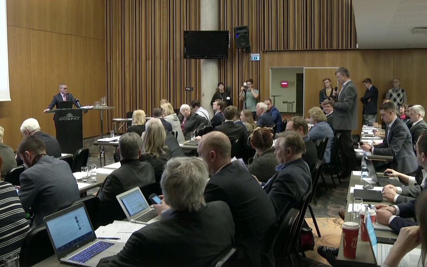 Экстренное заседание горсобрания длилось около 7 часов.