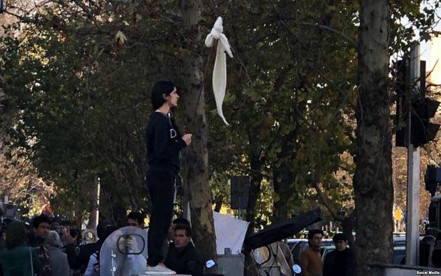 Detsembris Teheranis pearäti kandmise vastu protestinud naine.