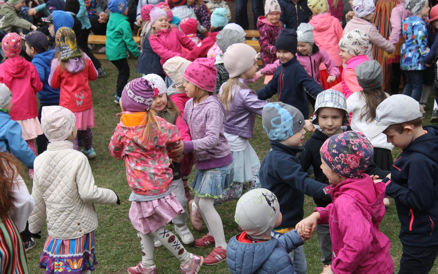 Lasteaialapsed tantsimas