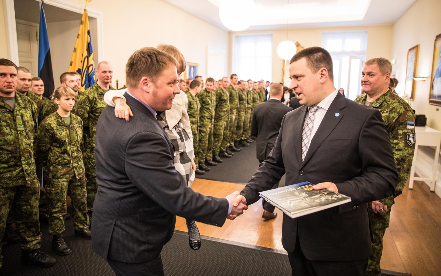 Prime Minister Jüri Luik (Center) thanking an Estonian soldier. Tuesday, March 13, 2018.