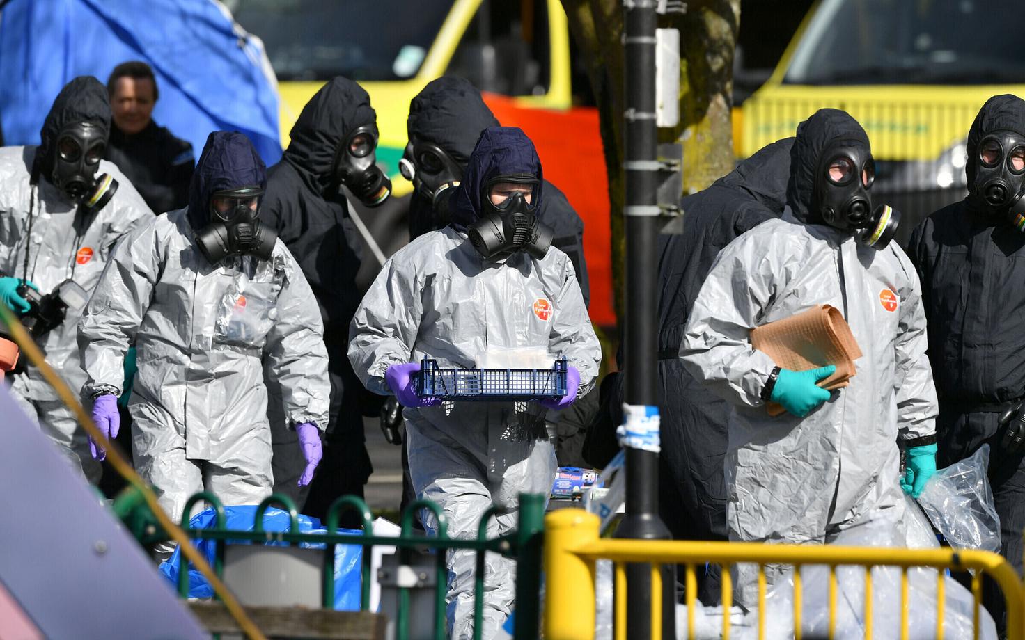 Kaitserõivais politseinikud Salisburys paigas, kust Sergei Skripal ja tema tütar leiti.