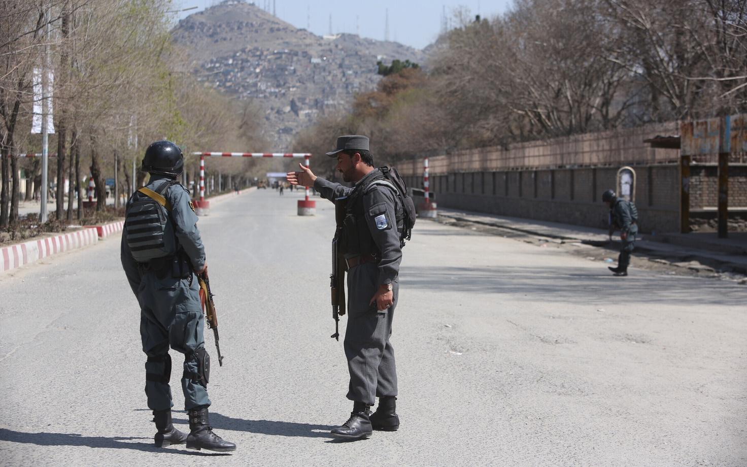 Afganistani võimuesindajad kabulis terrorirünnaku sündmuskoha lähistel 21. märtsil.