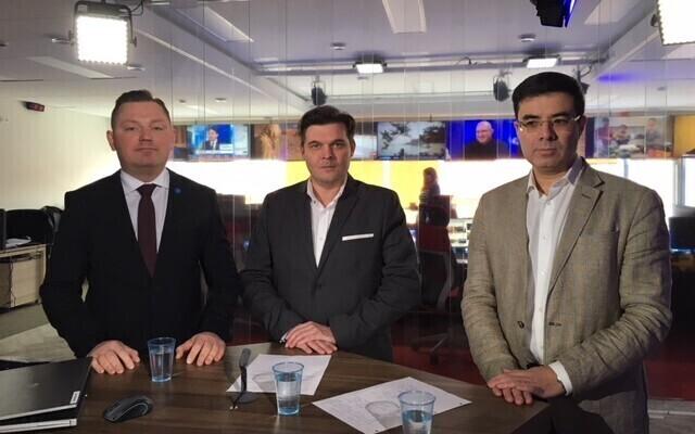 Deniss Boroditš ja Ron Luvištšuk saatejuht Artur Toomaniga ERR-i uudistetoimetuses.