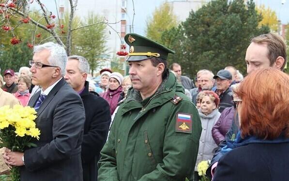 Военный атташе посольства РФ в Эстонии, полковник Олег Афанасьев (в зеленом мундире).