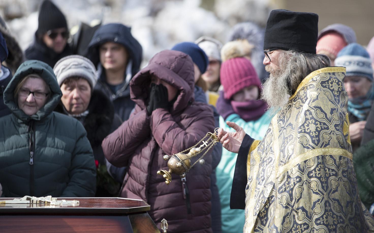 При пожаре в кемеровском торговом центре погибли 64 человека.