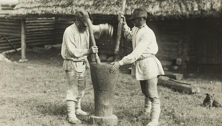 Setud Matsuri külas Värska vallas kruupe valmistamas 1912. aastal.
