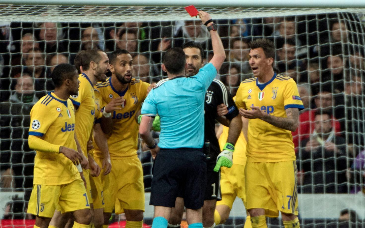 Kohtunik Michael Oliver, Gianluigi Buffon ja teised Juventuse mängijad