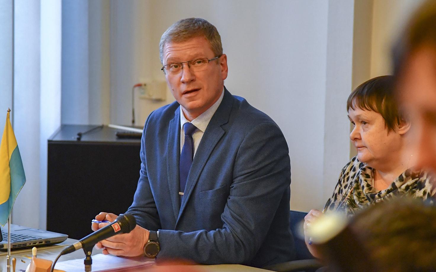 Александр Ефимов в ответе Ильмару Томуску сослался на положения Закона о языке.