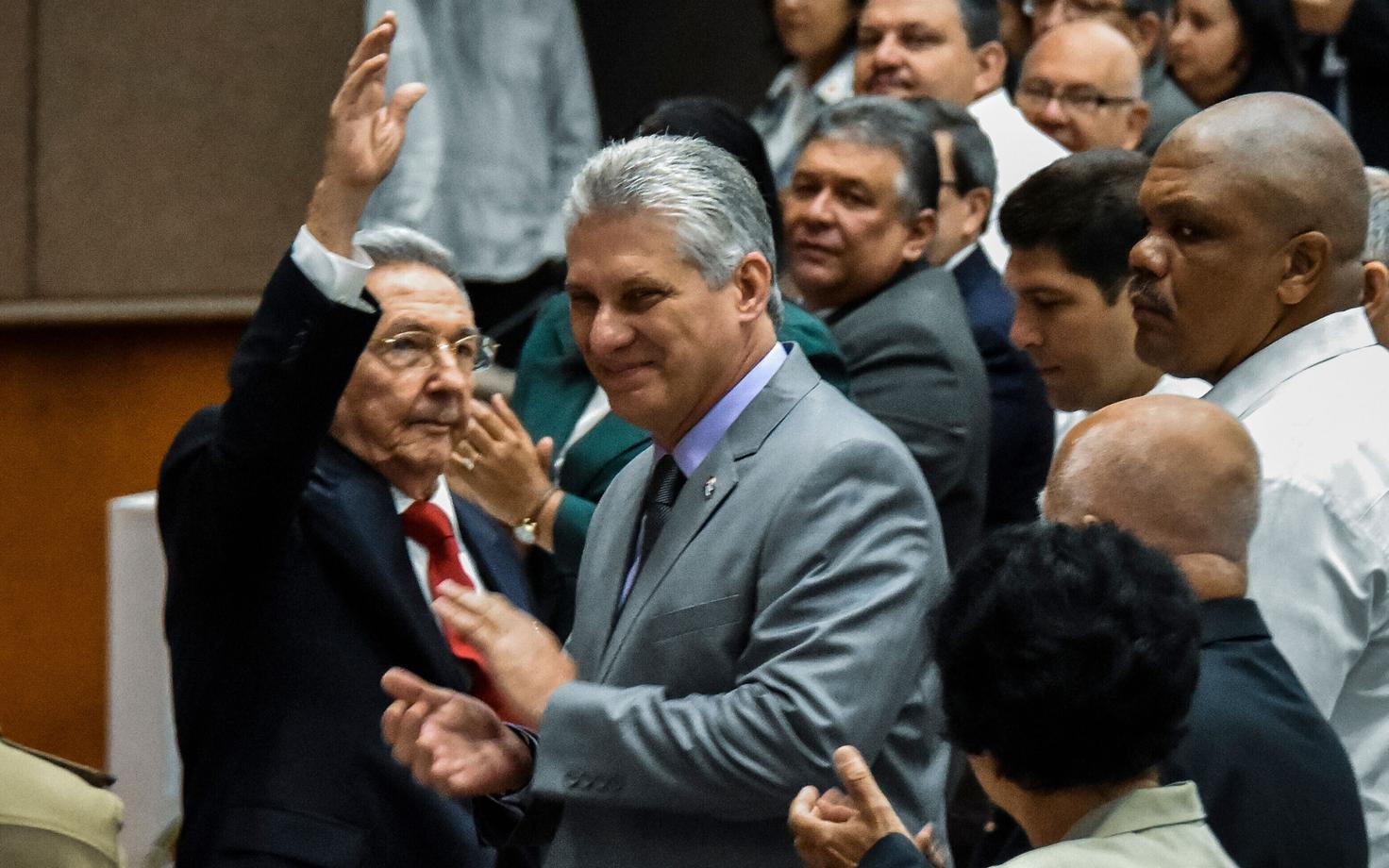 Raul Castro (vasakul) ja Miguel Diaz-Canel (keskel).