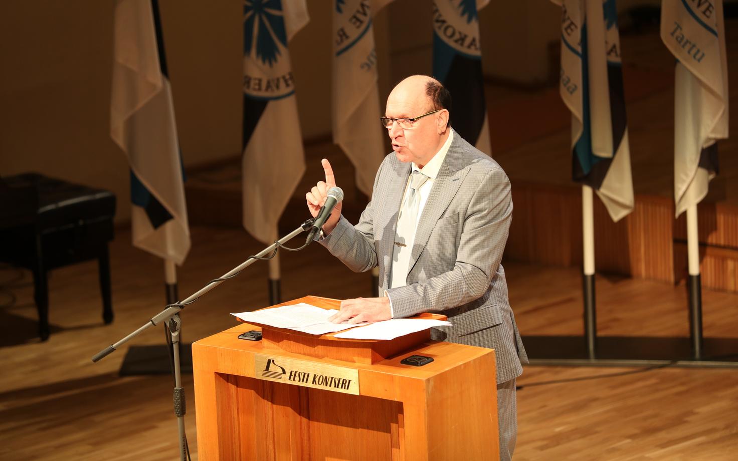 Председатель EKRE Март Хельме на партийной съезде в театре