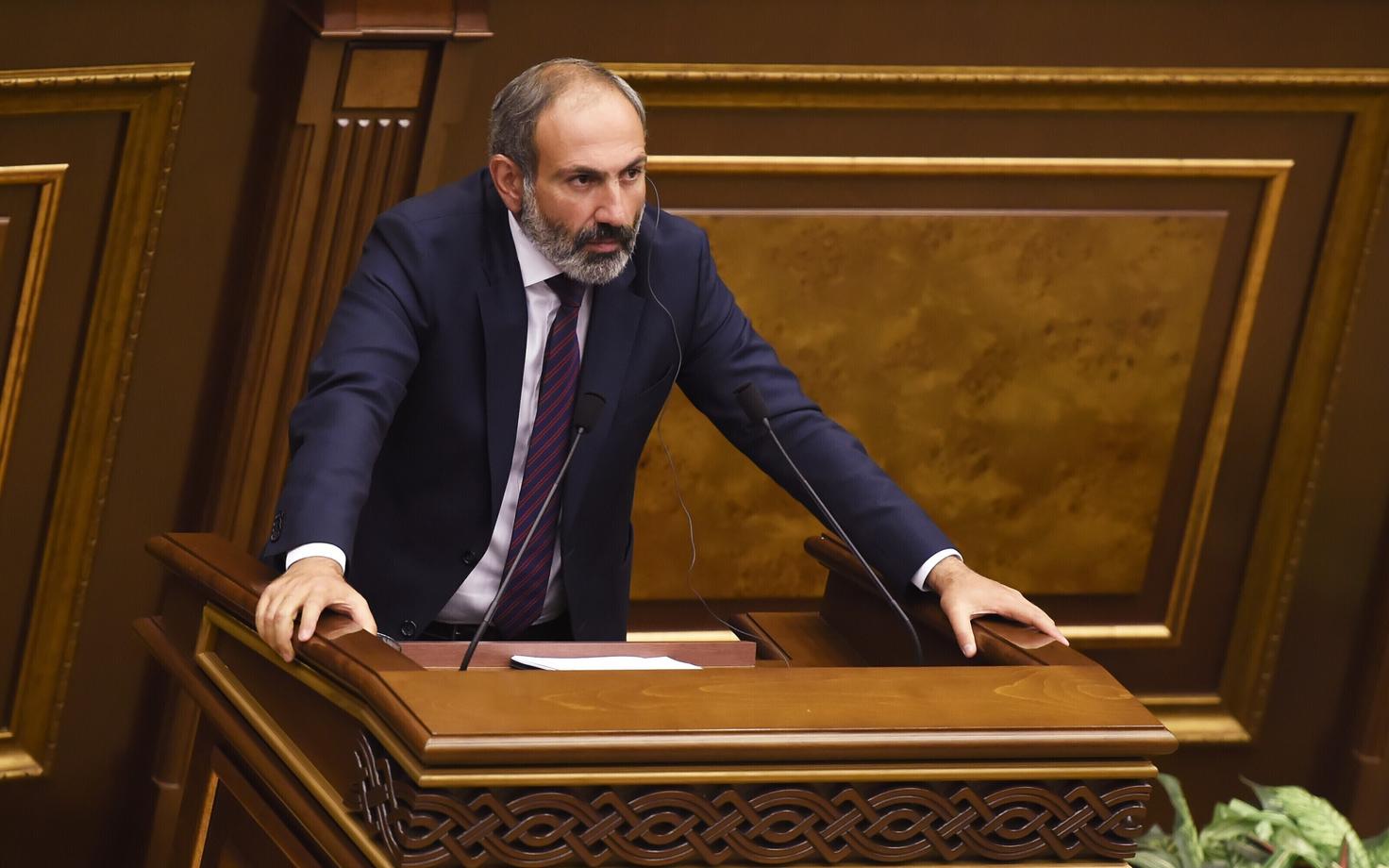 Никол Пашинян выступает в парламенте Армении.