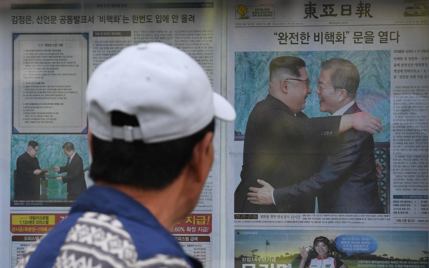 Põhja- ja Lõuna-Korea rahukõnelusi kajastav ajaleht Souli tänaval.