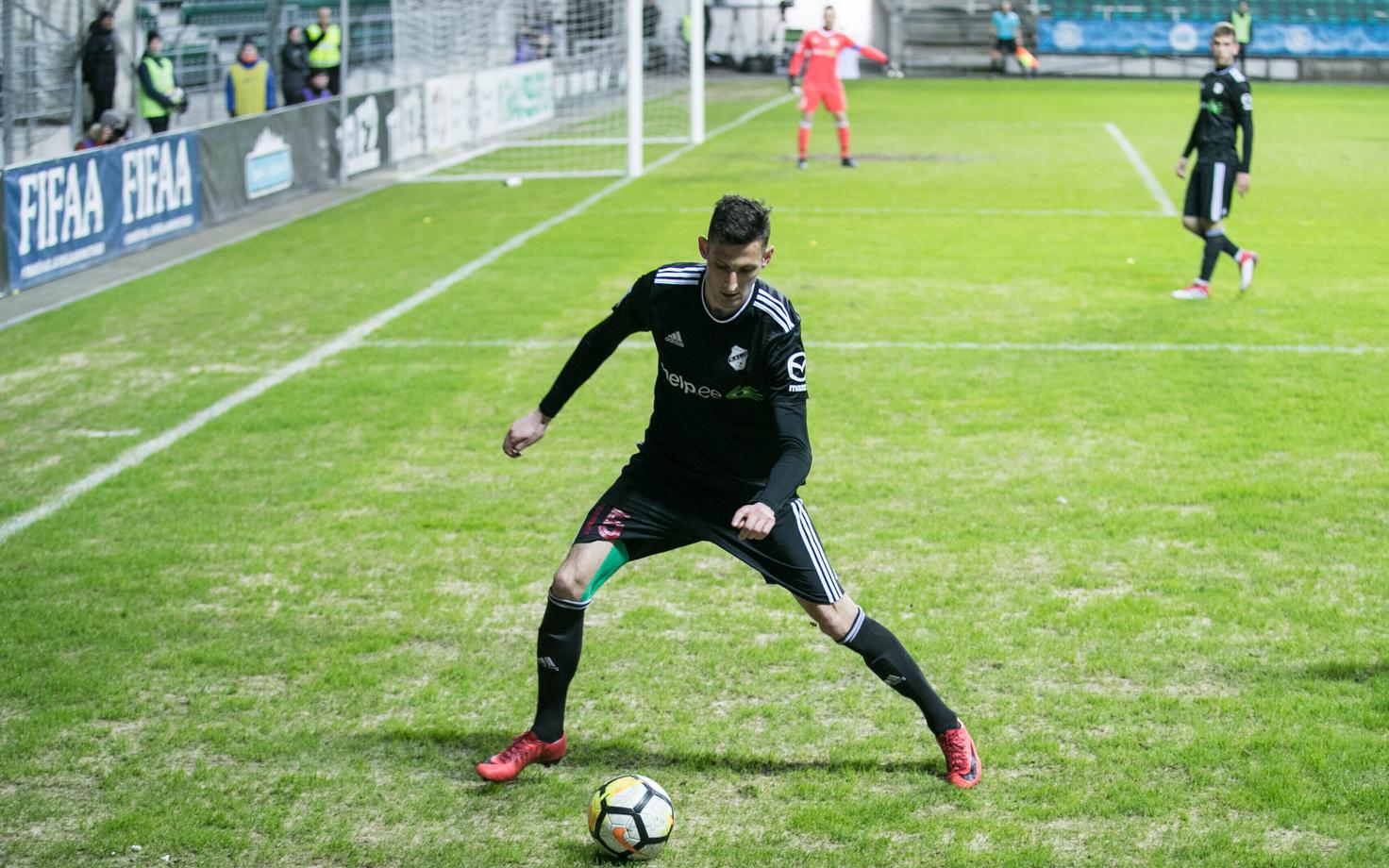 С мячом Игорь Субботин.